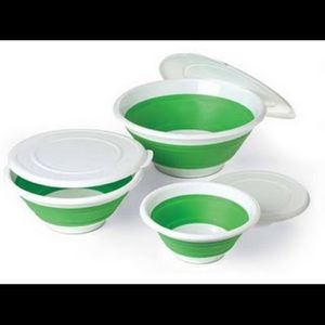 Two new collapsible pampered Chef bowls 8qt an 4qt